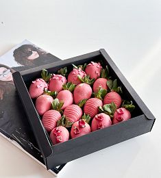 Клубничный бокс "Розовые сны" из клубники в розовом шоколаде