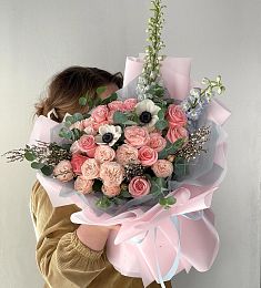 Букет "Nakamura" из роз, дельфиниума и анемонов