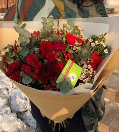 Композиция "Корабль любви" из эвкалипта, Гипперикума, ваксов, гвоздик, роз и брунии