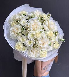 Букет "Агнес" розой, лизиантусом, хризантемой и гвоздикой