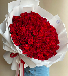 101 голландская роза 60 см в оформлении