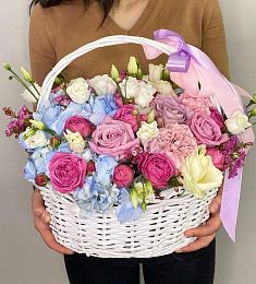 Букет в корзине "Летняя Долли" из роз и лизиантусов