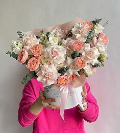 Композиция "Liyli" из гортензии, роз, фрезий и маттиолы