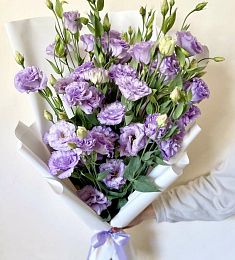 Букет из 25 фиолетовых лизиантусов в оформлении