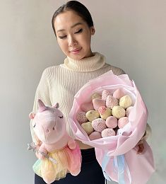 Сет "Клубника и единорог" букет из клубники в шоколаде и игрушка