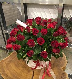 51 пышная роза в коробку