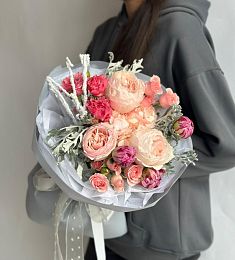 Композиция "Новогодний вихрь" из гортензии, роз и пионов