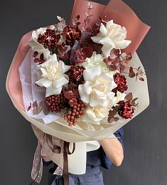 Композиция "Акира" из роз, гвоздик, гортензии и брунии