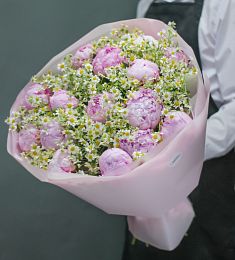 Букет "Трини" из пионов с кустовой ромашкой
