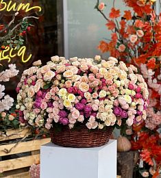 Премиальная композиция "Дэлайла" из спрей роз а корзине