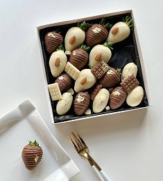 Клубнично-финиковый бокс "Rich" финики и клубника в шоколаде с мини шоколадками