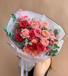 Букет "Антураж" из роз и эвкалипта