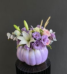Композиция в тыкве "Liza"  из лилий, гвоздик, лизиантусов и роз