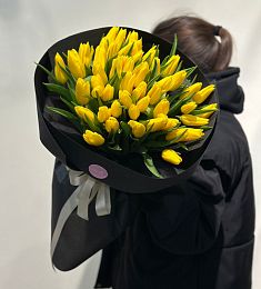 Букет из 51 желтого тюльпана в стильном оформлении