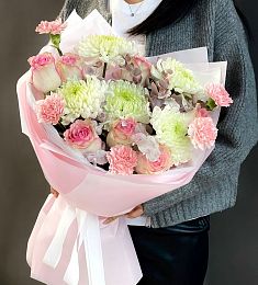 Композиция "Романтический вечер" из гвоздик, роз и хризантем