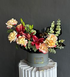 Композиция "Королева севера" из роз, лилий и зелени в коробке