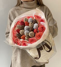 Клубничный букет "Настроение" из клубники в шоколаде и роз