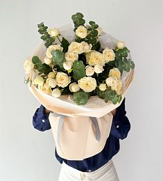 Букет "Эда" из пионовидных спрей роз и эвкалипта