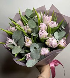 Букет из 15 пионовидных тюльпанов и эвкалипта