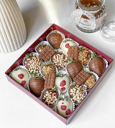 Клубничный бокс "Капучино" клубника в белом и молочном шоколаде