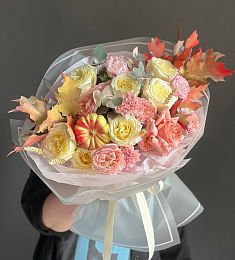 Композиция "Sensi" из роз, лизиантусов, гвоздик и кукурбиты