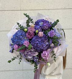 Букет "Феерия" из гортензий и лизиантуса