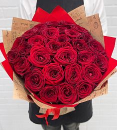 29 голландских роз в оформлении