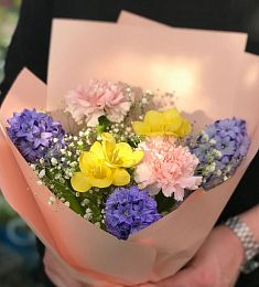 Букет "Milena"  из гиацинтов, гипсофил, фрезий и гвоздик