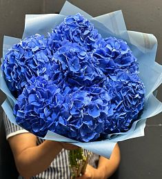7 синих гортензий в оформлении микс 