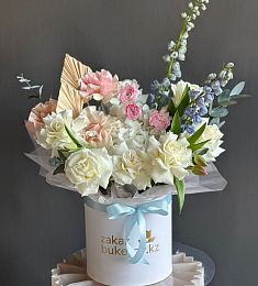 Композиция "PearlPansy" из гортензии, роз, тюльпанов, ранункулюса и дельфиниума