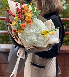 Букет "Румяная заря" из гортензий и фрезий