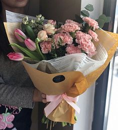 MONO 19.0 букет из гвоздик и тюльпан