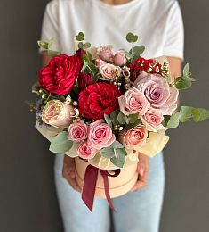 Композиция "Людмила" из роз, вакса и эвкалипта