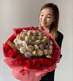 Клубничный букет из клубники в шоколаде и роз "Роза Тюдоров" L 