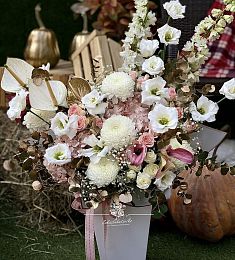 Композиция "Ла белла вита" из роз, лизиантуса, хризантем и дельфиниума 