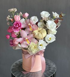 Композиция "Делея" из гвоздик, лизиантусов, орхидей и кукурбиты