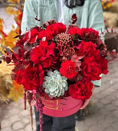 Букет "Фиеста" из роз и голландской осенней зелени в коробке