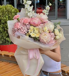 Букет "Розовый фламинго" из гортензий, пионов, роз и гвоздик