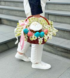 Композиция "Светлая Пасха" 1.0 из сирени и пасхи в корзине