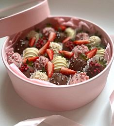Клубничный бокс "Swirl" клубника в молочном и розовом шоколаде