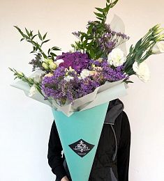 Букет "Дежавю" из гвоздик и лизиантусов