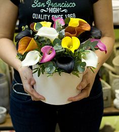 15 калл с эвкалиптом в коробке микс