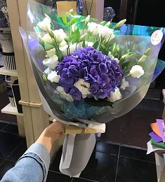 Букет "Спелая слива" из гортензий и лизиантусов