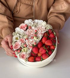 Клубничный бокс с цветами "Аделия" свежая клубника с лизиантусом, гвоздикой и  спрей розами