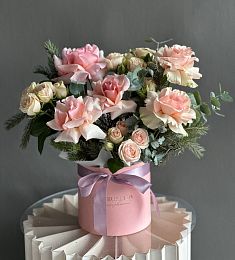 Композиция "Ласковый Зефир" из роз и нобилиса в коробке