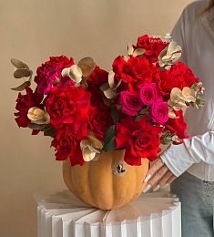 Композиция в тыкве "Sweet Pumpkin"  из роз и эвкалипта