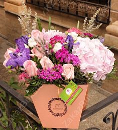 Нежная композиция "Сон наяву" из гортензий, роз и ирисов