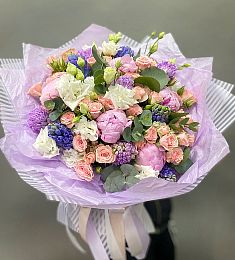 Композиция "Принцесса Фелисити" из спрей роз, пионов, гиацинтов и лизиантусов