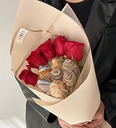 "Розита" букет из клубники в молочном шоколаде и роз