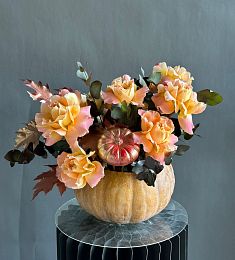 Композиция в тыкве "Hero" из роз и кукурбиты